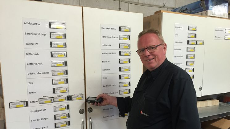 Tømrermester Kurt Justesen, Morsø Tømrer & Snedkerforretning A/S scanner forbrugsvarer fra lageret til en kundeordre.