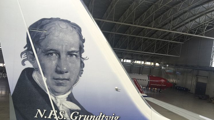 N.F.S. Grundtvig hyldes på Norwegian-fly