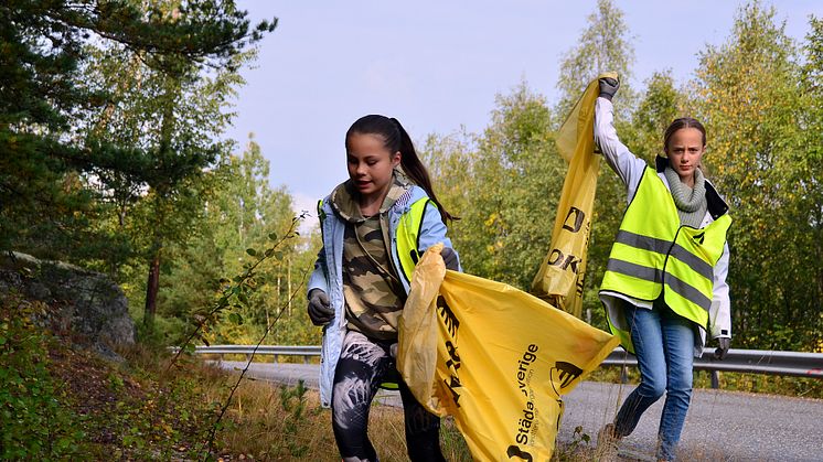 Ungdomar från Haninge konståkningsförening städar Sverige under 2020.