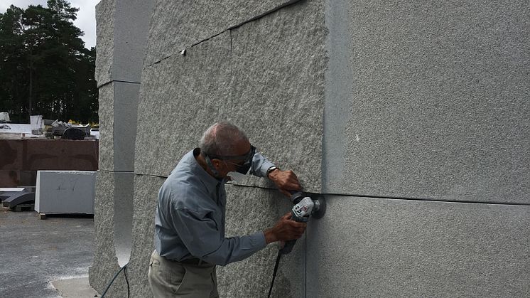 The artist Martin Puryer working at his sculpture "​Creature from Iddefjord". Unvelling soon outside of Deichman Bjørvika. Foto:  Johansen Monumenthuggeri AS