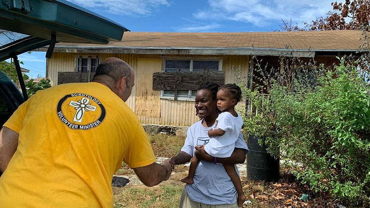 Hjälper familjer tillbaka till livet efter orkanen. 