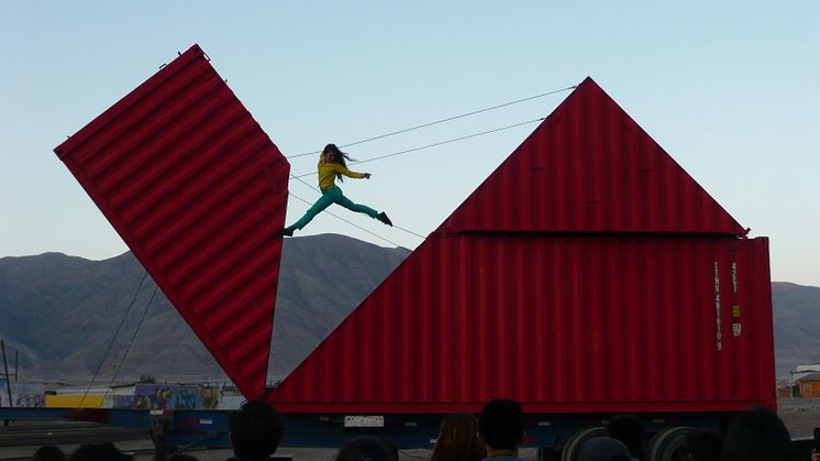 I föreställningen Origami får publiken se dansaren och akrobaten Satchie Noro balansera på en gigantisk container som sakta ändrar form. 