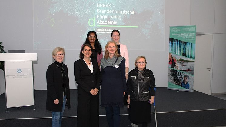 Stellten gemeinsam die Brandenburgische Engineering Akademie 2023 von dahme_innovation vor. (v.l.n.r): Prof. Dr. Ulrike Tippe, Dr. Renate Weisse, Vinothega Chandiran-Mahler, Susanne Rieckhof, Elisa Czerski, Prof. Dr. Monika Bauer 