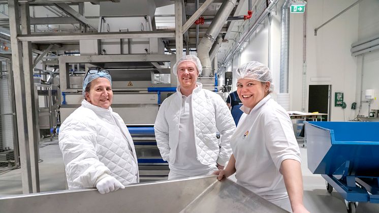 Lotta Granberg (tv), Mattias Öberg (mitten) och Linda Eriksson (tv) är tre av de 42 medarbetare som är tillbaka på jobbet i bageriet sedan oktober. Foto: Johan Gunséus.