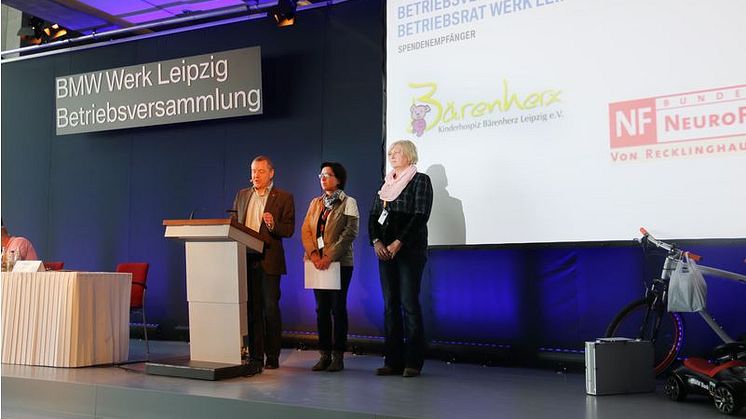 BMW Werk Leipzig übergibt Spende während der Betriebsversammlung