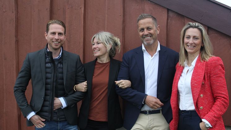 F.v. Lars Hvam, Investeringsdirektør, og Siri Kalvig, CEO i Nysnø ved siden av Tom Even Mortensen, Partner i Sandwater og Ingvild Meland, COO i Nysnø