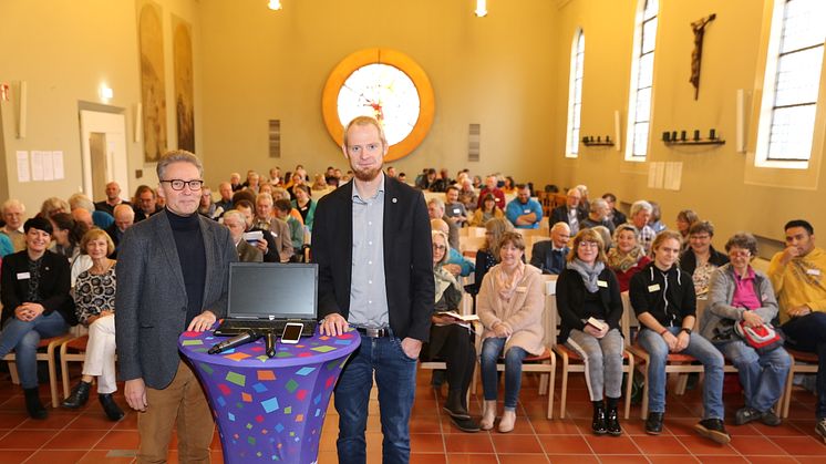 Thementag: Pfarrer Maik Dietrich-Gibhardt und Diakon Björn Keding (von links) bei der Begrüßung in der Hephata-Kirche.