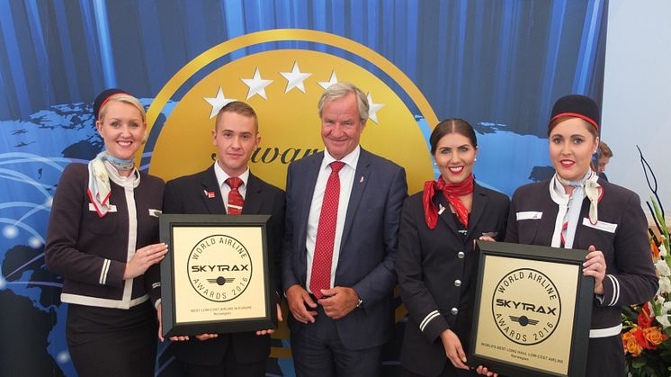 Administrerende direktør Bjørn Kjos og medarbeidere fra Norwegians base på London-Gatwick under årets SkyTrax World Airline Awards