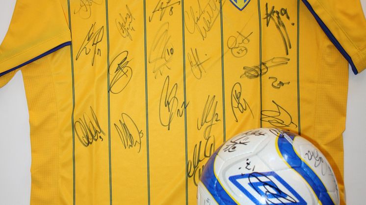 Signerad fotboll och matchtröja på auktion för Ukrainas barn