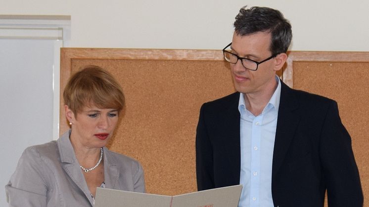 Brandenburgs Wissenschaftsministerin Dr. Martina Münch überreichte die Ernennungsurkunde. 