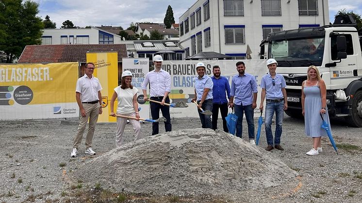 Von links nach rechts: Stefan Tebbe, GF von Artemis; mit Spaten: Chrysiida Angelopoulou, Viktor Kostic, Ralf Zimmermann. Von rechts nach links: Laura Heinz und Kai Hölscher (beide DG) mit Kollegen von Artemis.
