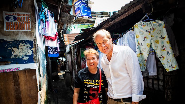 Josefina Montoya från ett av Manillas slumdistrikt tillsammans med Anders Lago, ordförande för HSB. Foto: Marcus Lundstedt