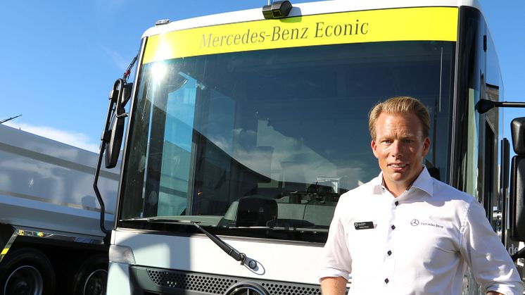 Tekniken gör just nu enorma framsteg hos Mercedez-Benz. Här ser vi deras svenska försäljningschef  Mattias Nilsson ihop med en bild på eldrivna Mercedes-Benz Urban eTruck.