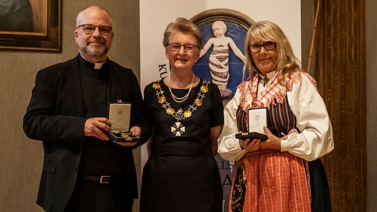 Årets pristagare Stefan Nilsson och Margaretha Mattson. I mitten Pro Patrias ordförande Marianne af Malmborg.