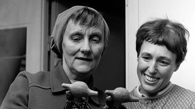 Astrid Lindgren och Lisa Larson i Keramikstudion, Gustavsberg. Foto: Hilding Engströmer, Gustavsbergssamlingen/Nationalmuseum