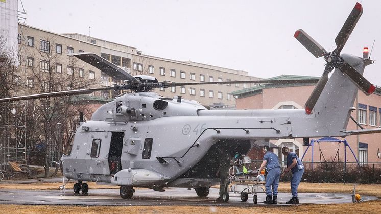 Försvarets helikopter transporterar patienter med covid-19