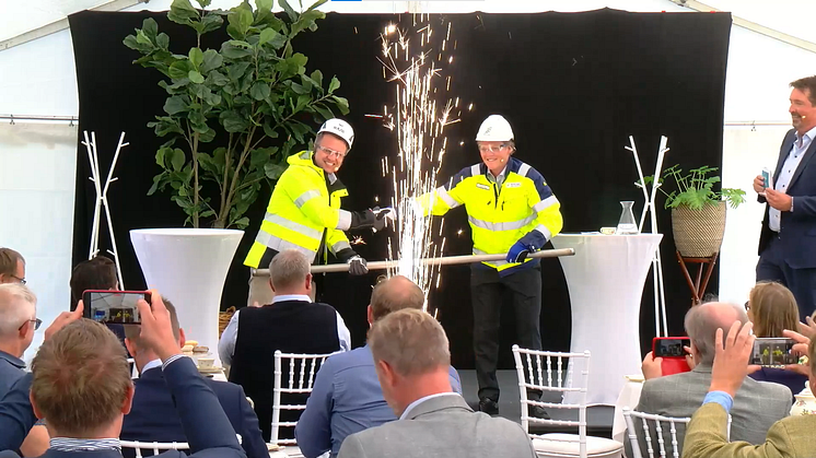 Kraftringens vd Sezgin Kadir och Nordic Sugars fabrikchef Olof Dahlgren inviger bygget av den nya ångledningen.