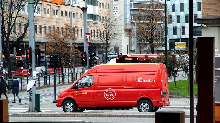 Elektriske varebiler som denne fra Maxus sørger for at Postens distribusjon av bedriftspakker i Oslo sentrum blir utslippsfrie. Foto: Stig Tvergrov