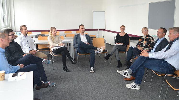 Beim Management-Gespräch (v.li.): Thomas Willmann, Christopher Schertz, Manuel Reinmuth, Josephine Krebs, Michael Herrmann, Philipp Mohr, Kati Schmitt-Stuhlträger, Birgit Schuster, Frank Besemer, Bernd Pompetzki. Foto: Franz Motzko