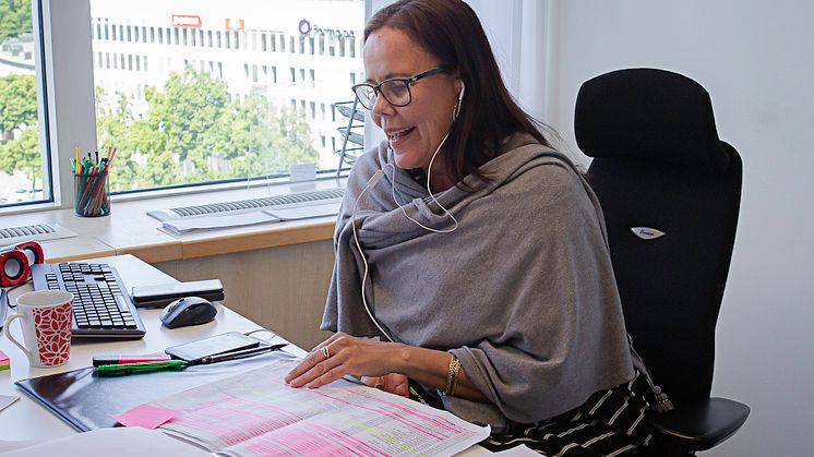 Pia Lundgren intervjuar en deltagare via telefon.