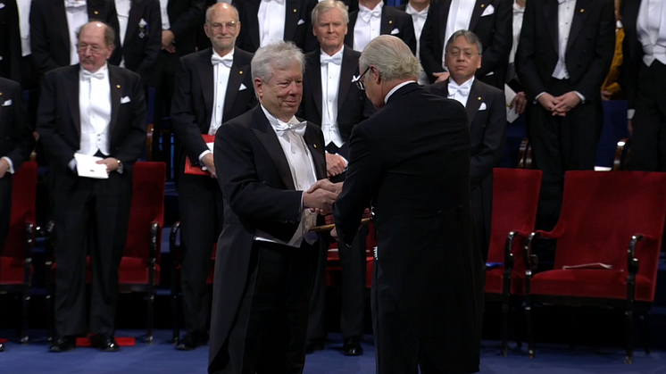 Richard Thaler tar emot Riksbankens ekonomipris till Alfred Nobels minne ur kungens hand. Bild: Sveriges Television