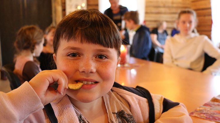 Marit Kleven (9) synes tørka epler smaker godt, og gleder seg til å lage sine egne.