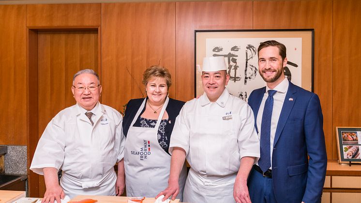 Statsminister Erna Solberg lager laksesushi i Japan