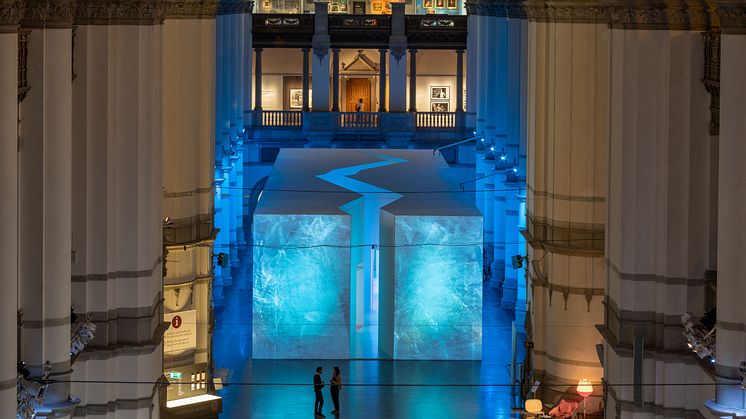 Nordiska museets stora hall har gett plats åt livet och förändringarna i Arktis. I utställningen "Arktis – medan isen smälter" möter du isens historia och framtid – men framförallt de människor som bor i dagens Arktis. Foto: Hendrik Zeitler