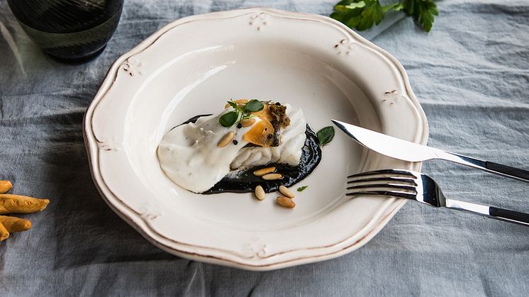 Tapa de Skrei con tinta de calamar y crema de bacalao