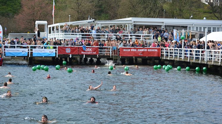 Aktuelle Wassertemperatur: 5°C! Gemeinsam ist es nur noch halb so kalt