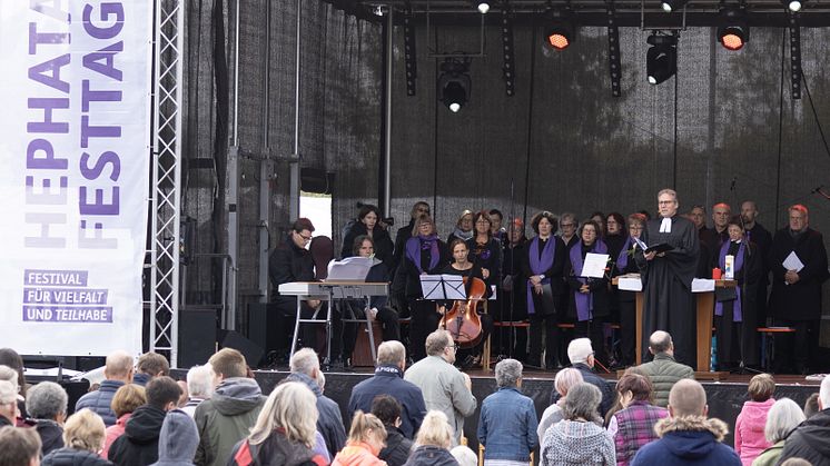 Der Projektchor der Hephata-Festtage 2019 bei seinem Auftritt auf der großen Bühne an der Hephata-Gärtnerei. (Foto: Stefan Betzler) 