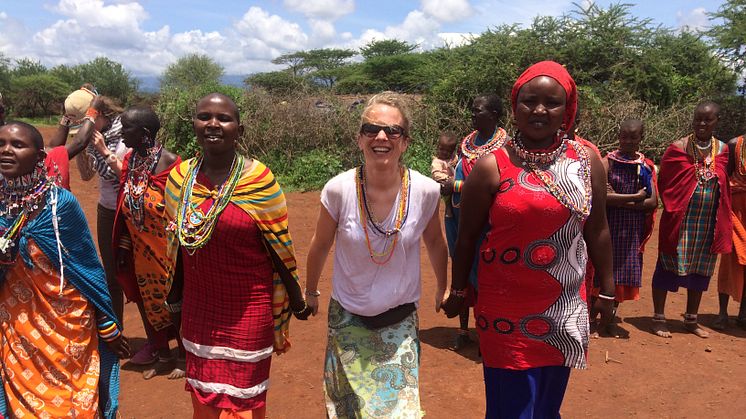 Die Hamburger Osteopathin Nina Zimmerling (M.) im Land der Massai am Amboseli- Nationalpark – Teil ihres zweiwöchigen Hilfseinsatzes in Kenia.