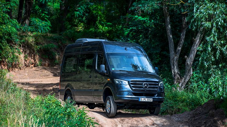 Uppdaterad Mercedes-Benz Sprinter med nya motorer,  snabbdörr och ny fyrhjulsdrift