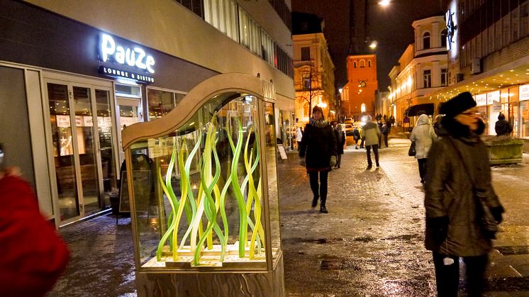 Växtkraft - ett glaskonstverk på Växjös Glasgata.
