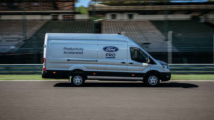 •	A Ford E-Transit a használati érték, az alacsony üzemeltetési költségek és a termelékenységet fokozó, hálózatba kapcsolt Ford Pro szolgáltatások világszínvonalú kombinációját nyújtja az európai vásárlók számára