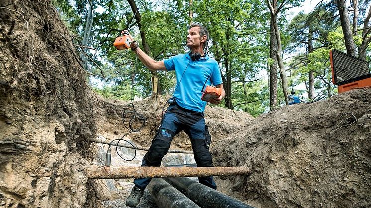 Fjärrvärmenät som läcker är ett slöseri med både pengar och energi. Med hjälp av ljudteknik undersöker Göran Wallmark, teknisk konsult på företaget Arne Jensen, rör som behöver bytas ut, innan de börjar läcka. Foto: Håkan Lindgren