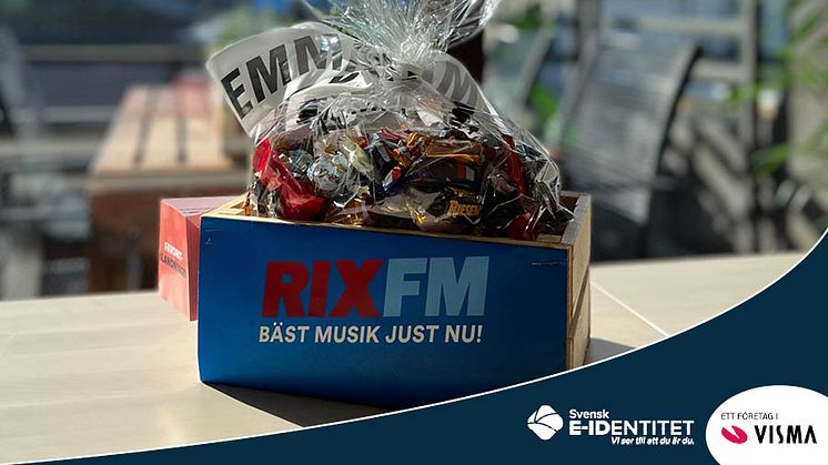 Viaplay plingade på dörren med en stor korg med godis för att fira radioreklamen. 