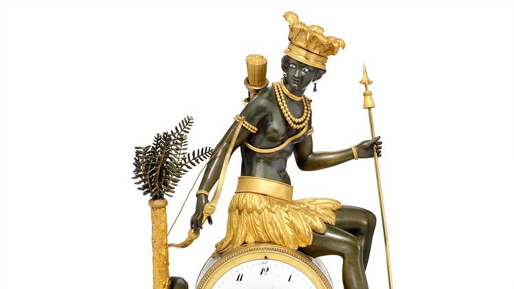 L'Amérique: A Directoire patinated and gilt bronze allegorical mantel clock 'au bon sauvage' with figure personifying America. First quarter 19th century. Estimate: DKK 100,000-150,000 / € 13,500-20,000.