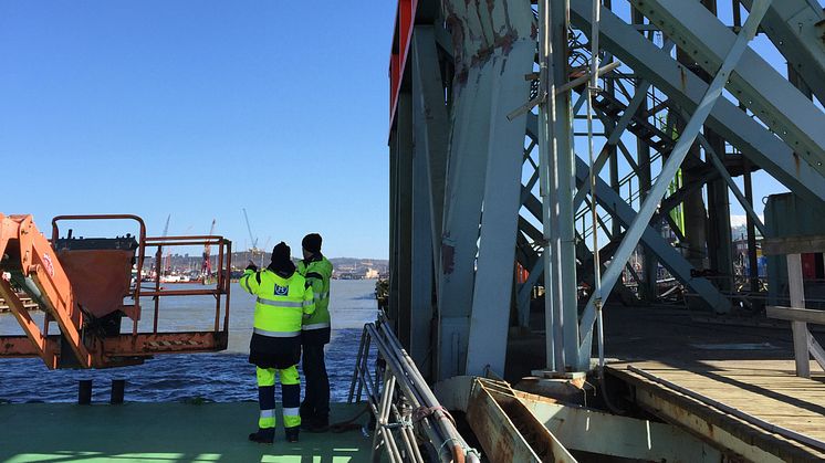 Bilden visar skadorna på metallbalkarna på delar av påseglingsskyddet under Götaälvbron. Bild: Trafikkontoret Göteborgs Stad.