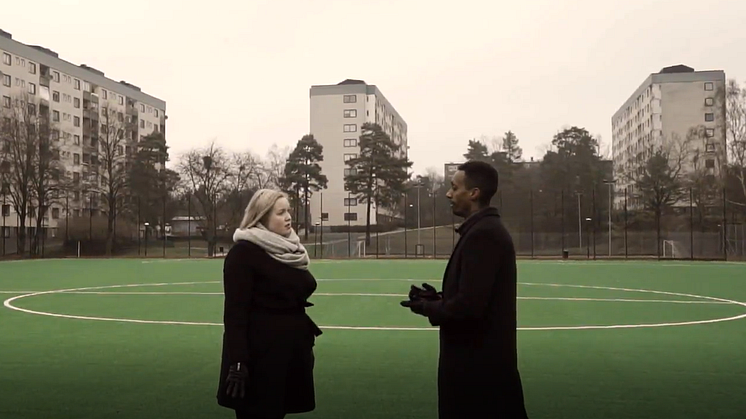 Ökad trygghet, fler i sysselsättning och minskad ojämlikhet. Sarah Pettersson, relationsförvaltare Stena fastigheter och Abel Abraham, CSR-ansvarig Hammarby Fotboll pratar om Samhällsmatchen på en fotbollsplan i Bredäng, Stockholm.