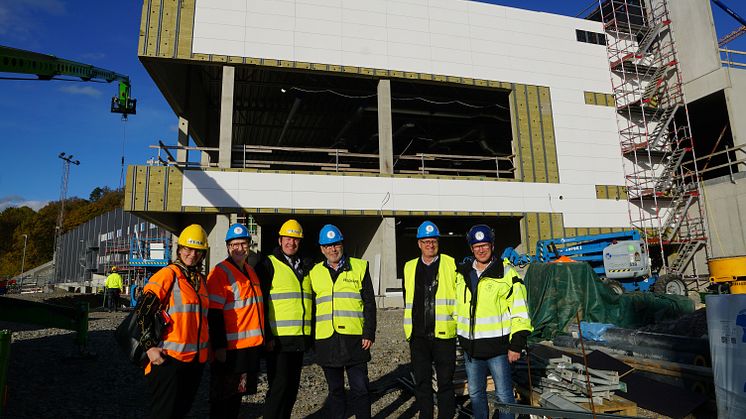 Nu börjar Rimnersbadet i Uddevalla ta form. Maria Jacobsson, Monica Bang Lindberg, Ingemar Samuelsson, Per Bäckström och Christer Hasslebäck med projektledare Anders Emilsson framför bygget av Uddevallas nya simhall.