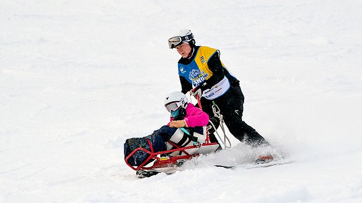 Svenska Skidförbundet vill göra fysisk aktivitet och lek på snö mer tillgängligt för alla. Foto: Ulf Palm (bilden tagen i Källviksbacken i Falun)
