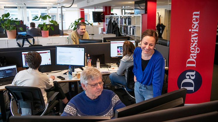 Desken i Dagsavisen. Redigerer Trond Hjorthaug til venstre og papirsjef Trine Andreassen til høyre.