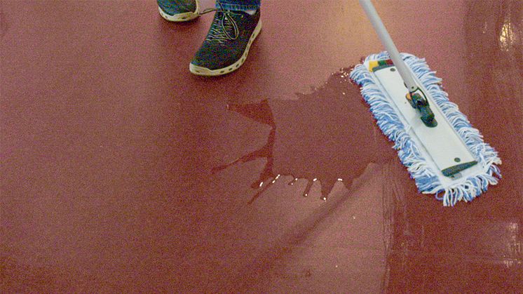 Återkommande traditionell golvvård på plast och linoleumgolv är osedvanligt dåligt för miljön!