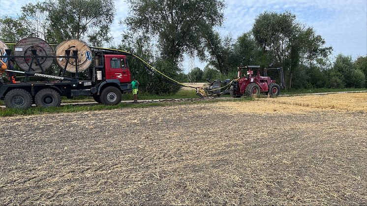 Für die Verlegung des 20-kV-Erdkabels zwischen Rennertshofen und Trugenhofen kommt unter anderen das so genannte Pflugverfahren zum Einsatz, wie hier das Beispielbild aus dem Sommer zeigt.