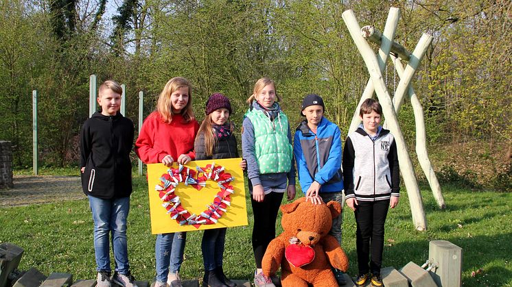 Spendenübergabe im Garten des Kinderhospizes Bärenherz