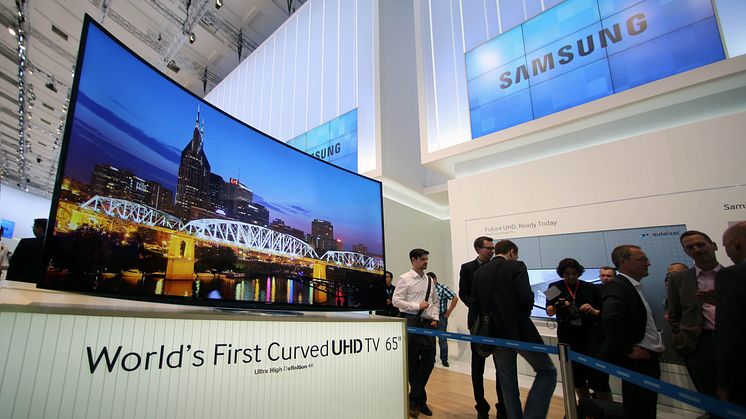 Samsung Electronics unveiled the world’s first Curved UHD TV