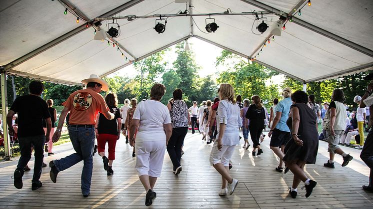 Linedance på Sommarlunds dansbana i Stadsparken. Foto: Emmy Persson