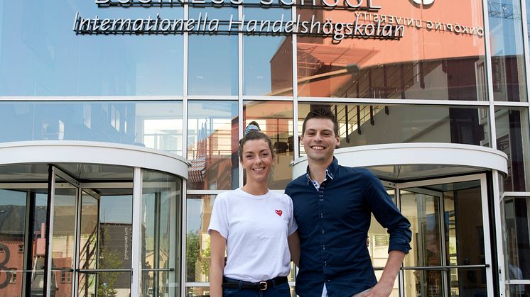 Studenterna med dubbel examina, Léa Claude och Constantin Gully-Valdenaire