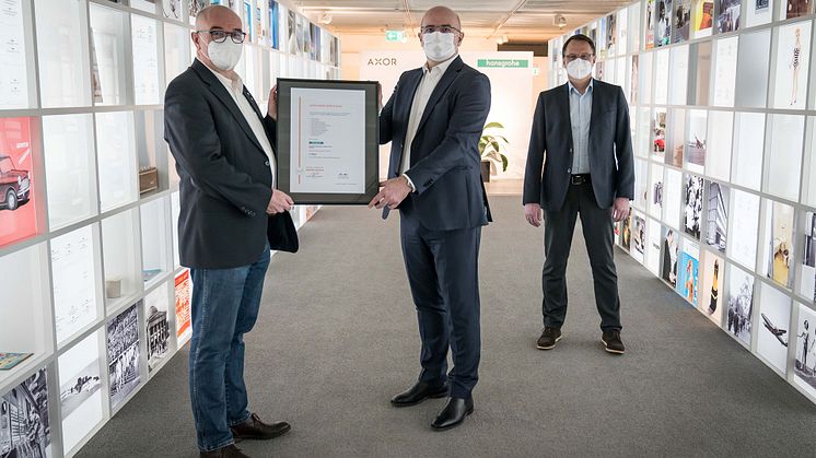 Chefredaktör markt intern Hans Georg Pauli presenterar Christophe Gourlan, International Sales Manager, Hansgrohe SE och Stefan Schraff, försäljningschef och styrelseledamot i Hansgrohe Deutschland Vertriebs GmbH diplom för segern.